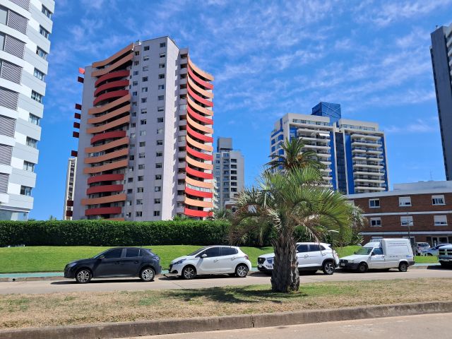 Apartamento de 1 dormitorio y medio en torre de Playa Brava